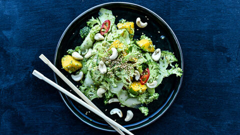 Prøv en rå broccolisalat med moden, sød mango