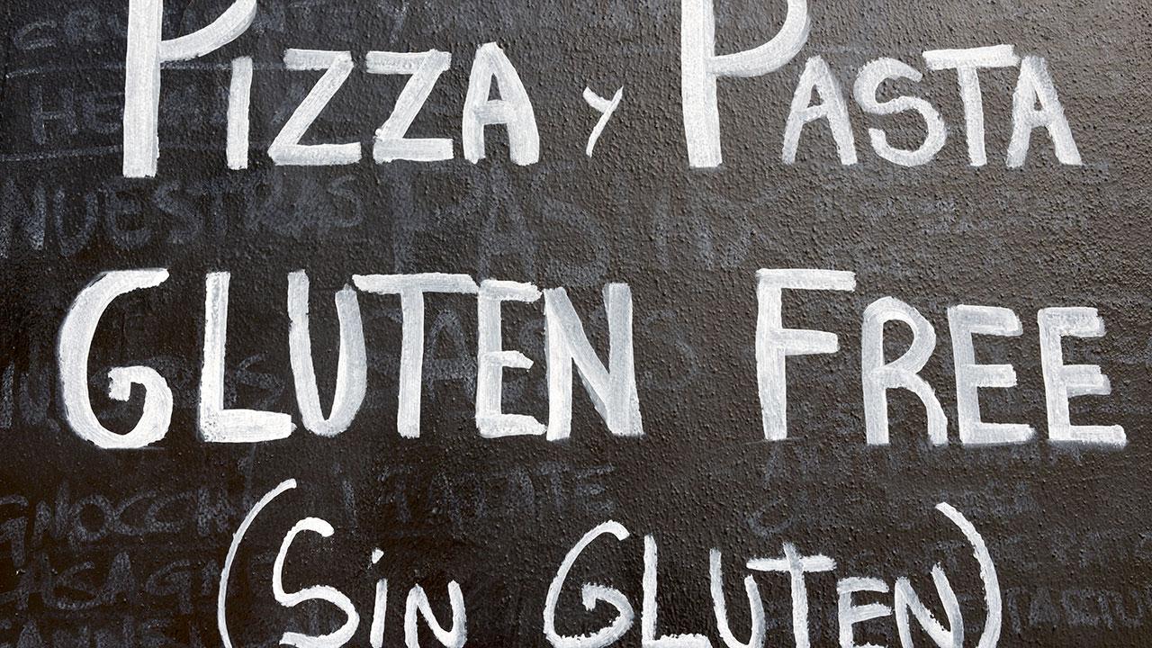 Tavle hvor der står pizza og pasta glutenfri