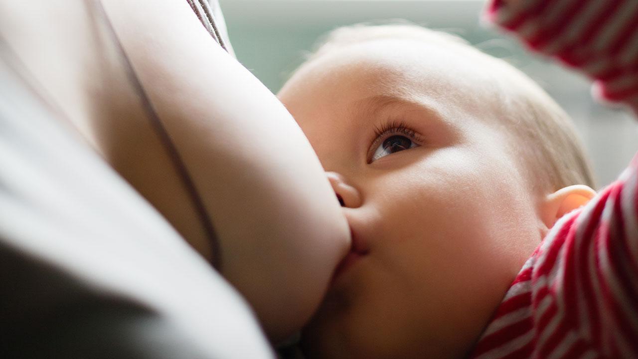 pust Anslået menneskelige ressourcer Kan man smitte sin baby gennem amning? | Samvirke