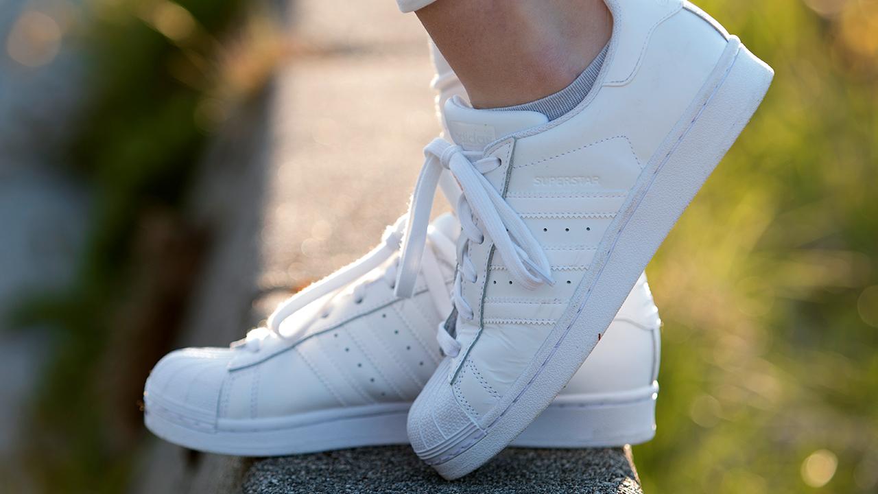 Flygtig Analytiker Vaccinere Sådan rengør du hvide sneakers | Samvirke