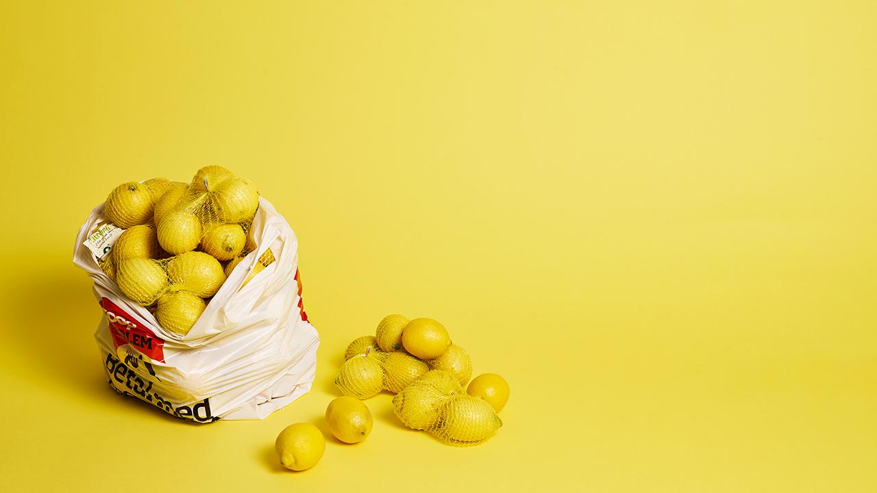 Citroner i pose på gul baggrund