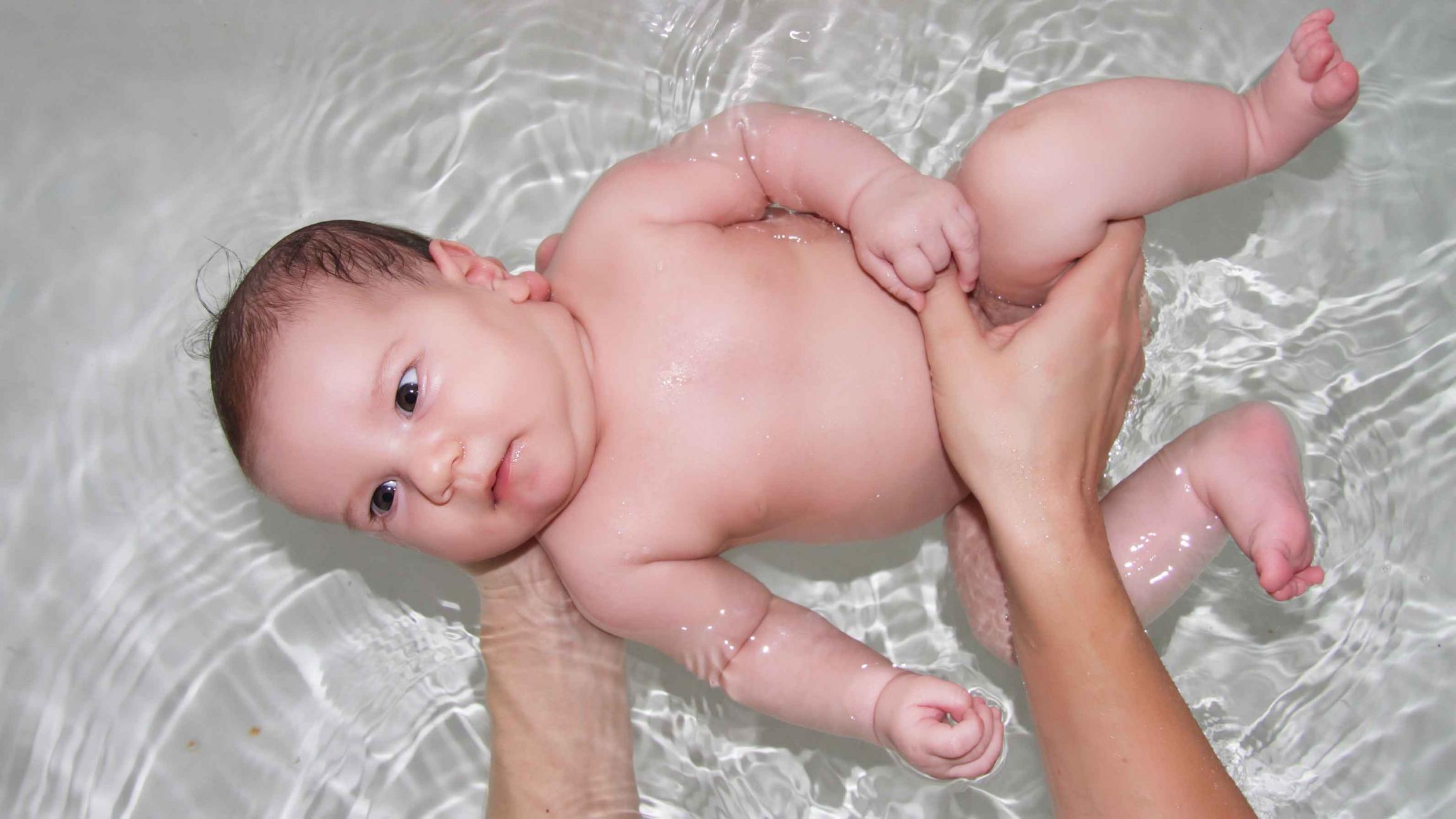 Stor baby bliver badet
