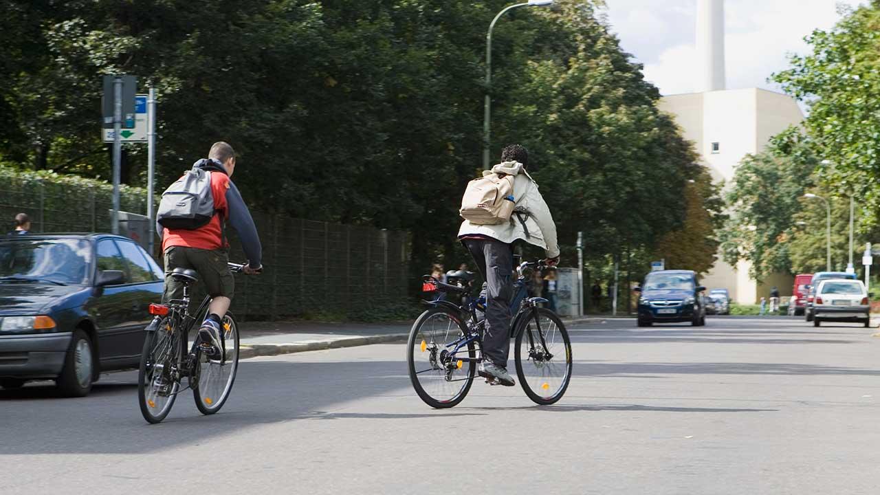 To teenage-drenge cykler midt på vej