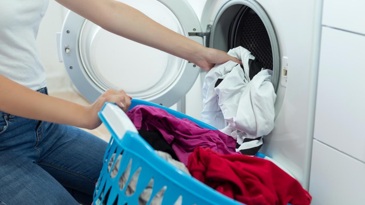 Trives virkelighed stramt Corona: Hvordan skal man vaske tøj for at mindske smitte med corona? |  Samvirke
