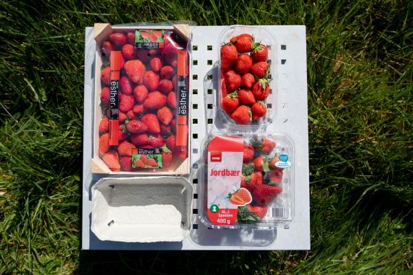 Jordbær i plastikbakker og trækasse