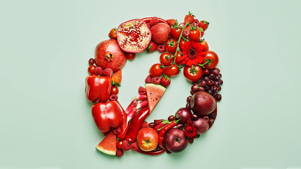 Det røde Ø, der sidder på statskontrolerede økologiske varer i Danmark. Øet er lavet af rød frugt og røde grøntsager. 