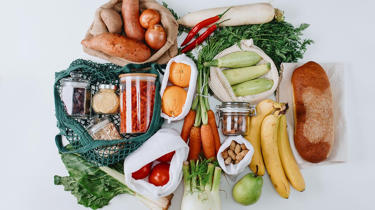 Frugter, grøntsager og brød på et bord