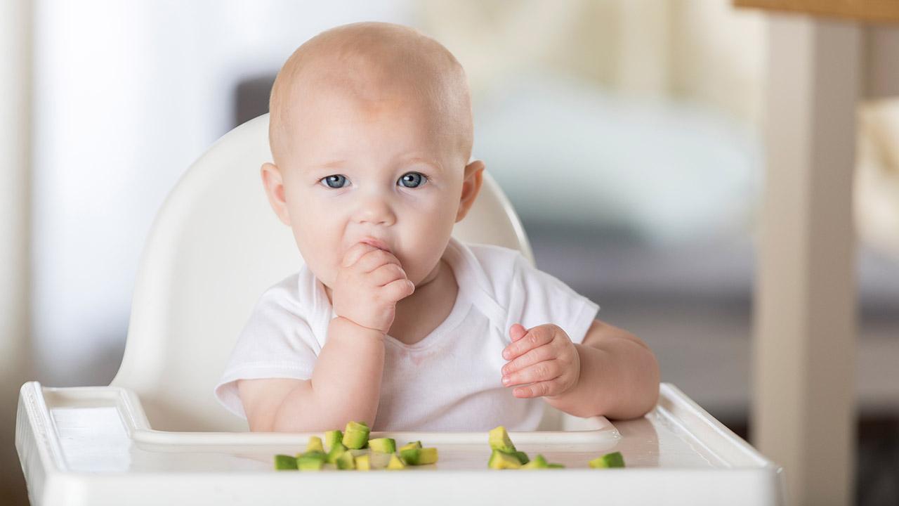baby spiser mad fra barnestol