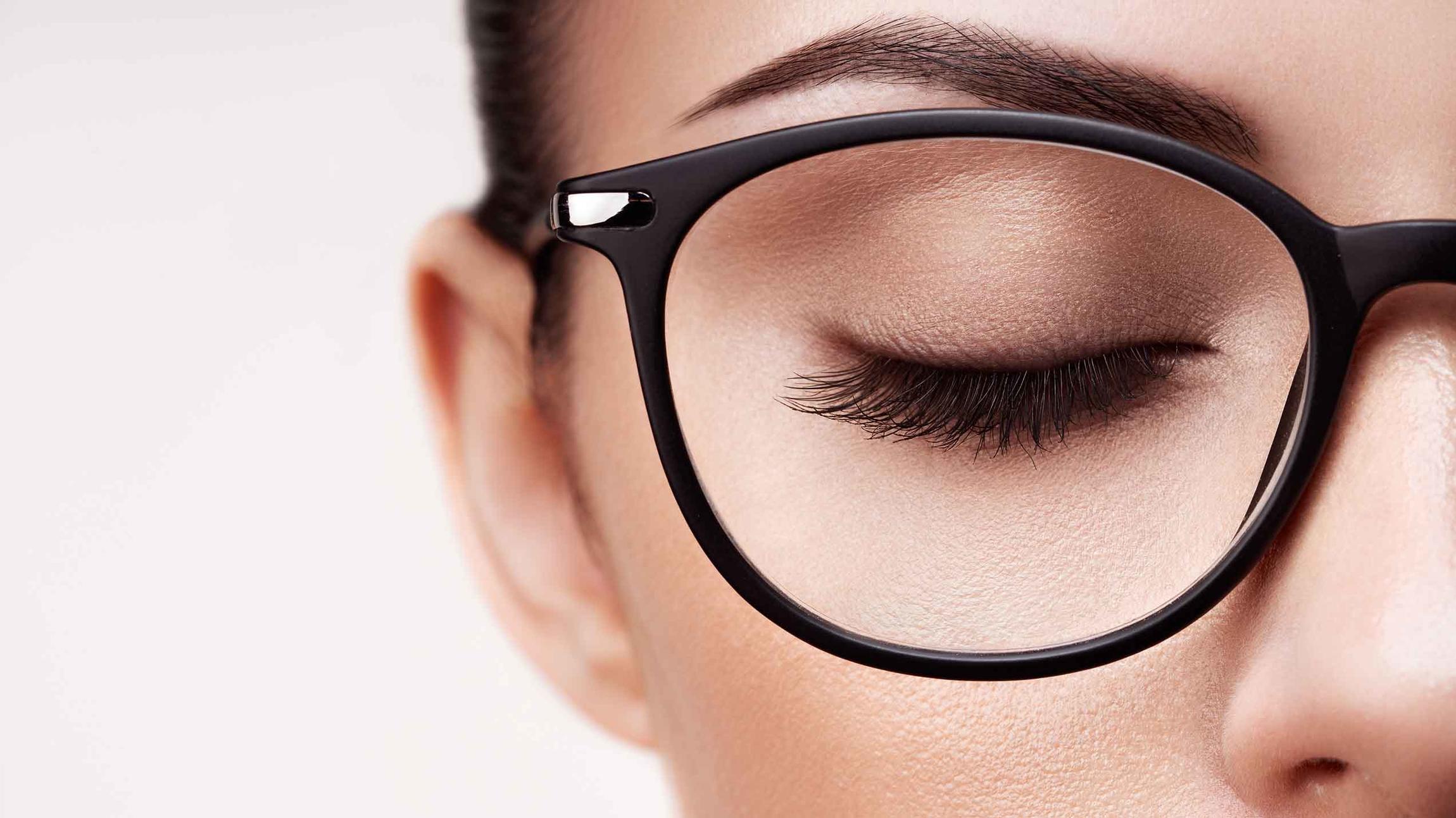 redaktionelle periode Beskrive Sådan lægger du makeup, når du har briller | Samvirke