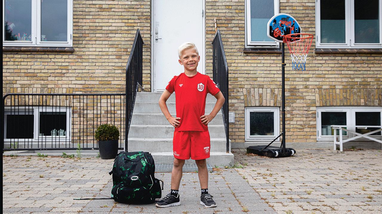 Dreng med skoletaske og basketballnet
