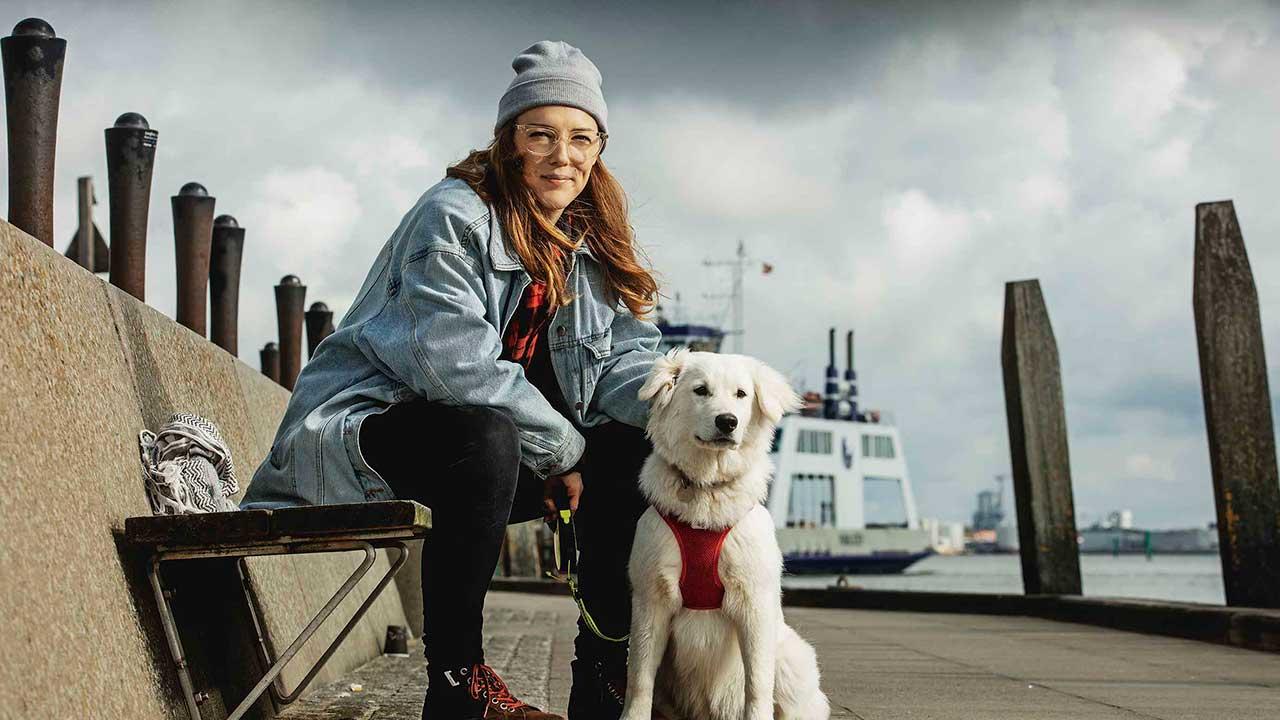 Kvinde med hund på havn