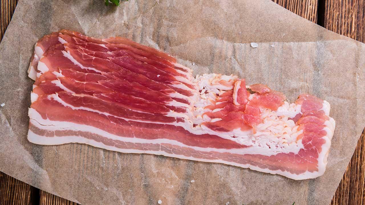 Rå bacon i skiver 