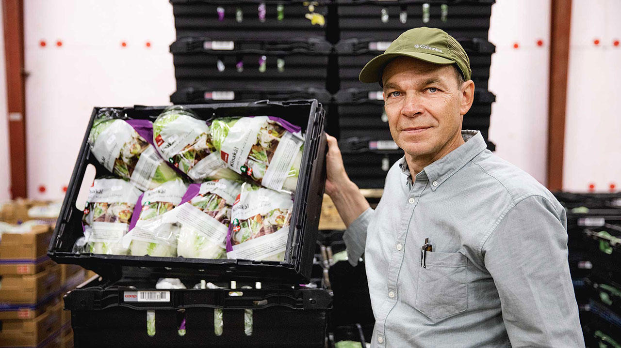 Henrik Buhmann foran pakket salat til Coop