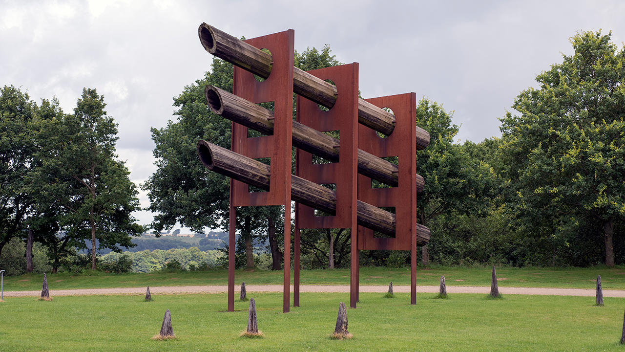 Skulptur af Robert Jacobsen i Tørskind Grusgrav