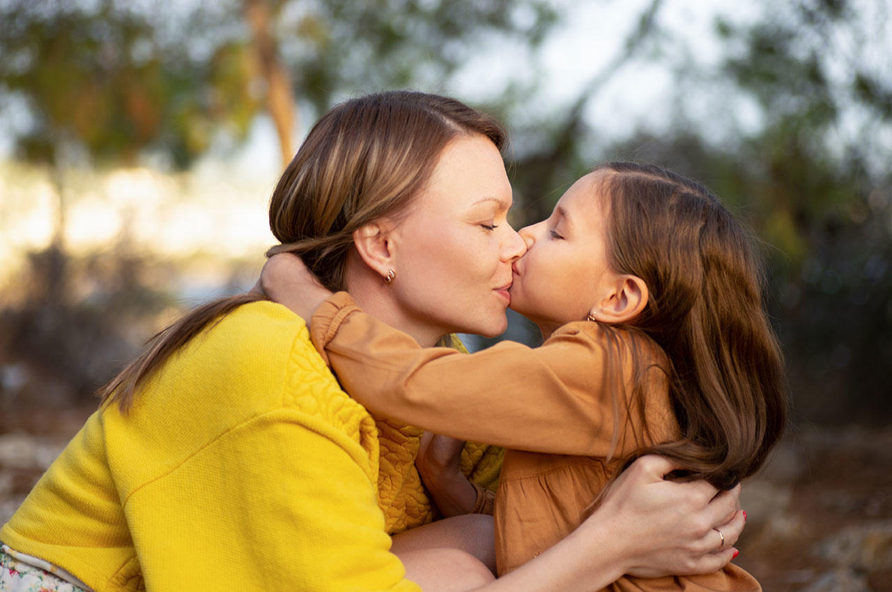Мама и дочка целуются