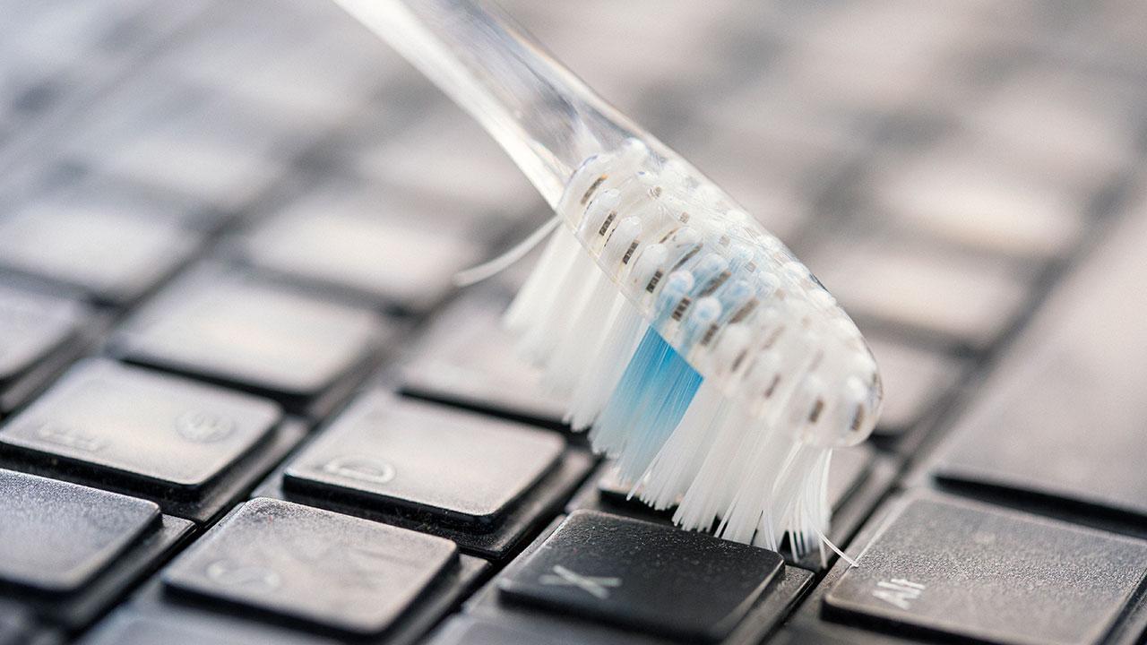 Tandbørste renser tastatur