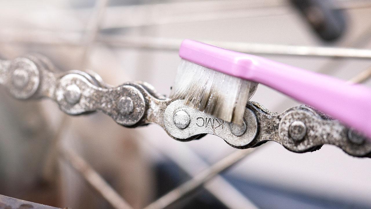 Tandbørste renser cykelkæde