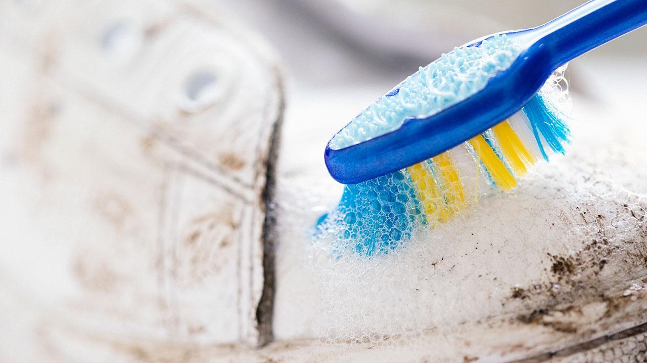 Tandbørste renser sko