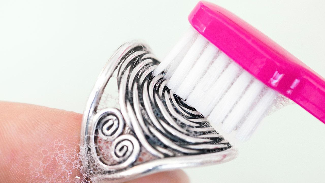 Tandbørste renser smykke
