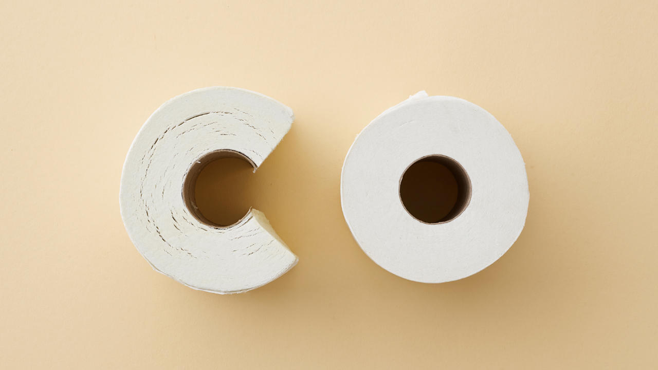 Rulle med toiletpapir - skåret i den ene rulle