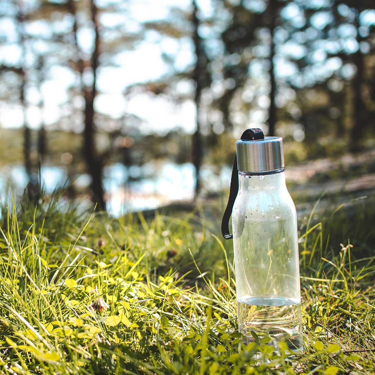 Vandflaske står i naturen