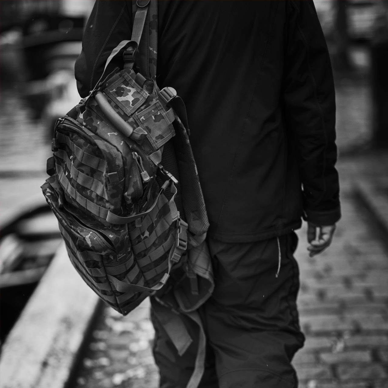 Tidligere hjemløs går på brosten med rygsæk