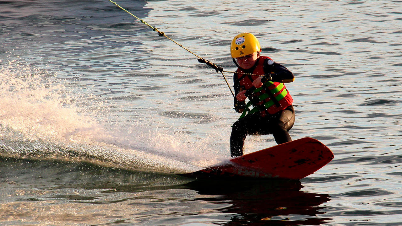 Dreng står på wakeboard i Aarhus havn
