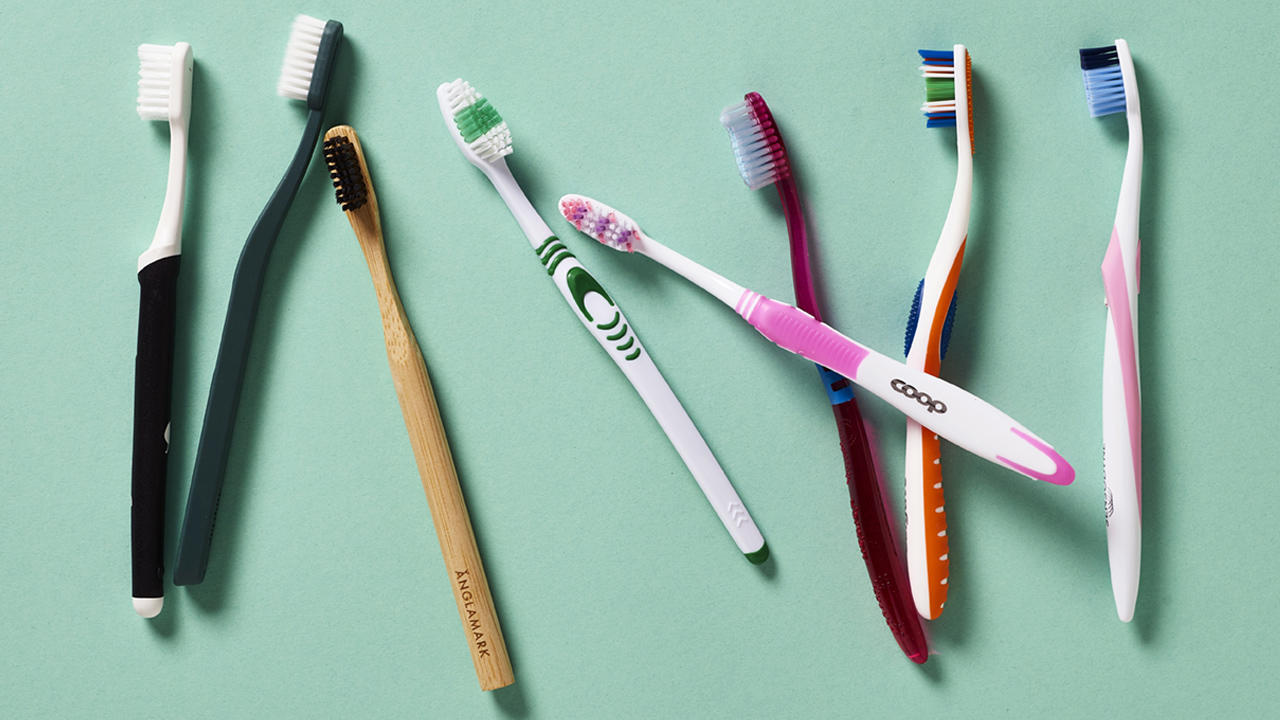 8 tandbørster fra Coop på grøn baggrund