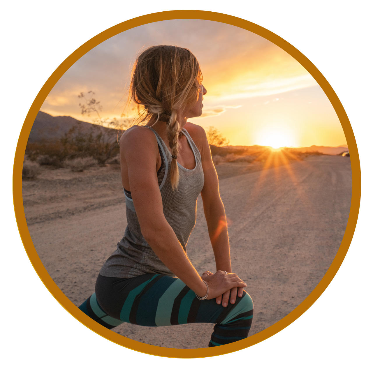 Kvinde dyrker yoga i solnedgangen