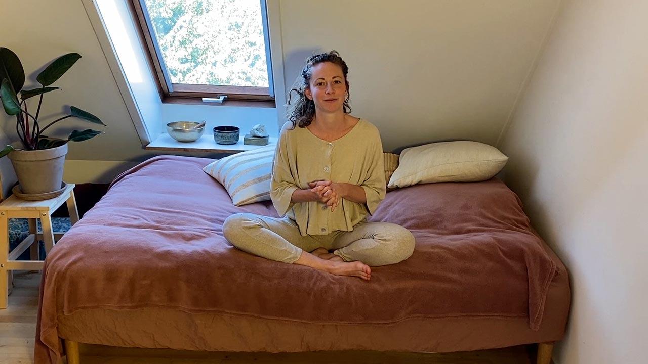 Yogainstruktør viser yogaøvelser, du kan lave i sengen