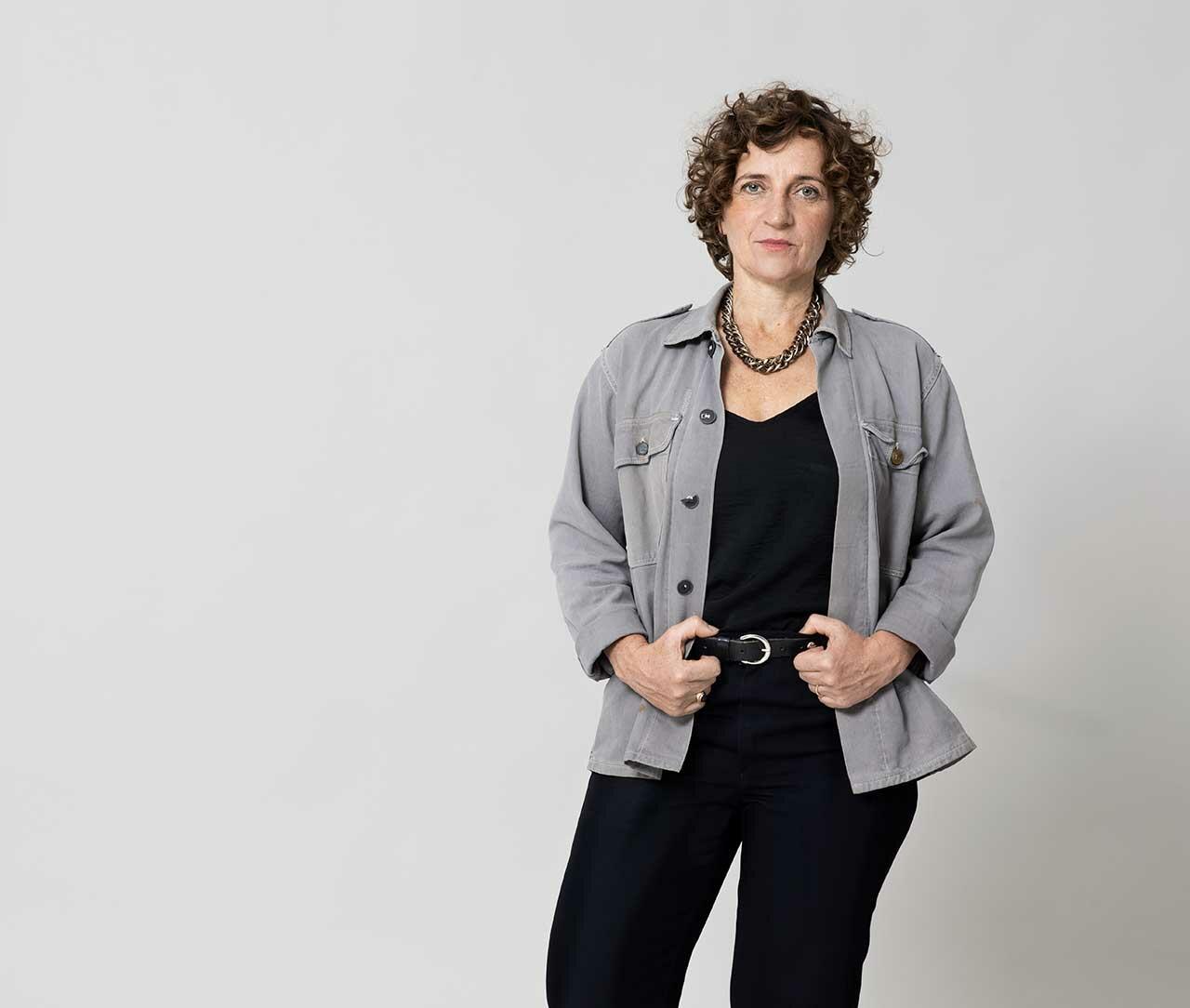 Tøjaktivisten Tina Werborg klædt i skjorte og bukser