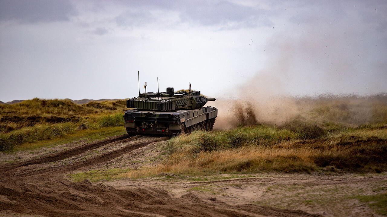 Kampvogn skyder med skarpt i terrænet