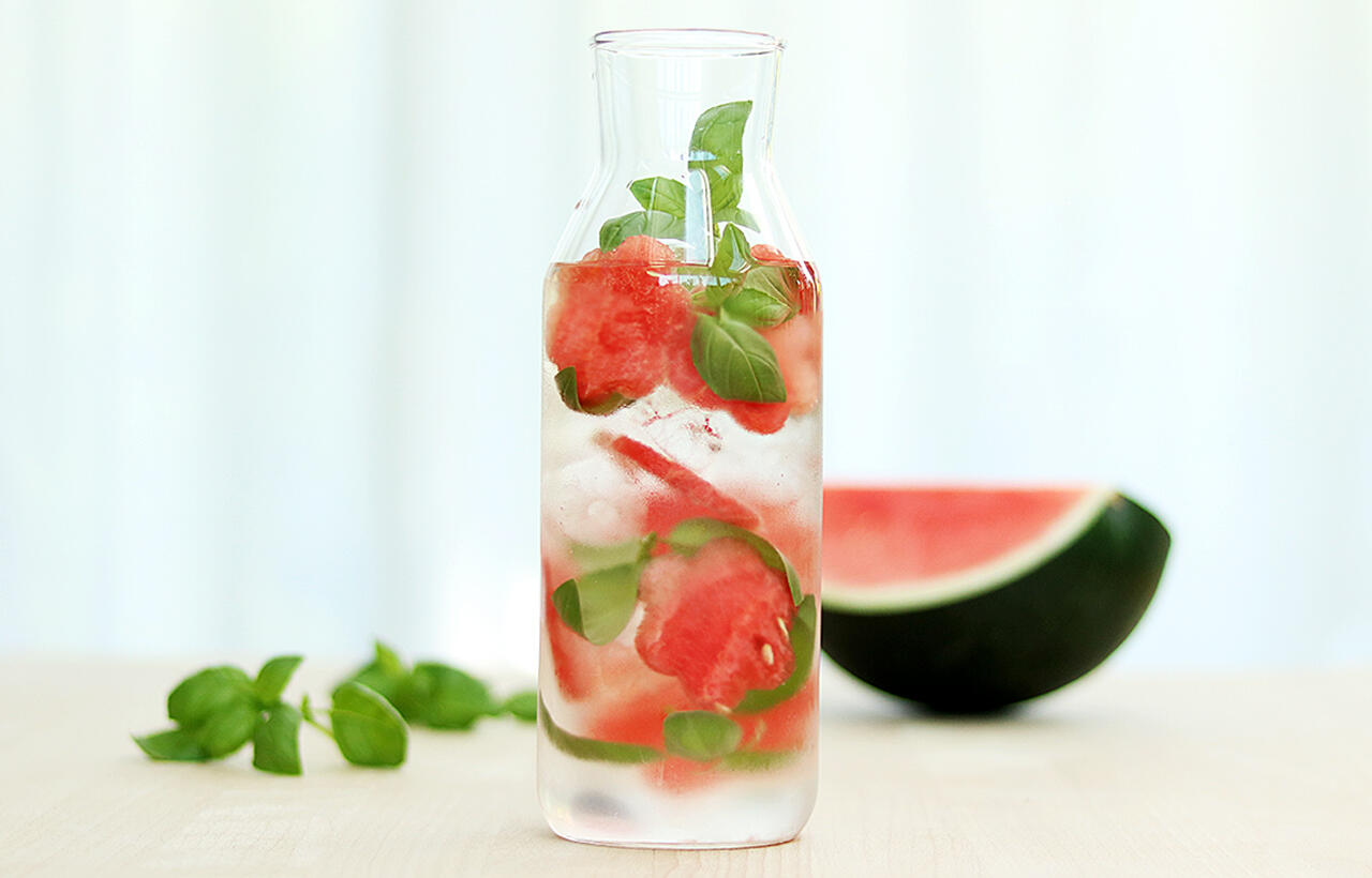 Vand med vandmelon og basilikum