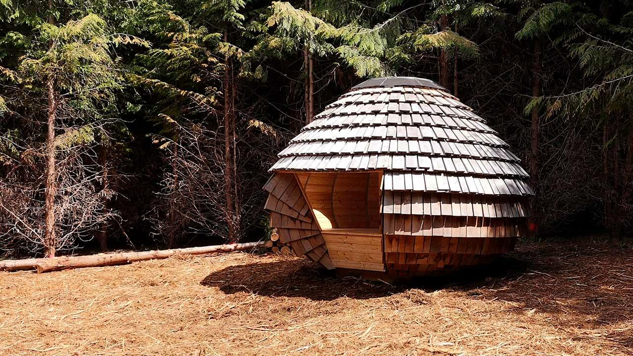 En shelter formet som en kogle i True Skov nær Aarhus 