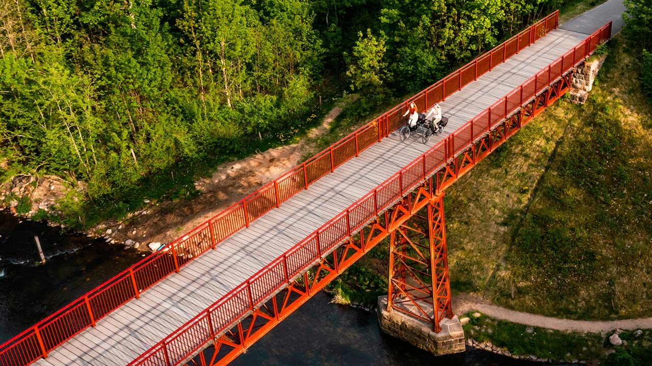 To cyklister på den genfundne bro ved Horsens