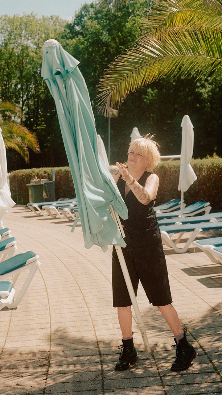 Katinka Bjerregaard bakser med en parasol