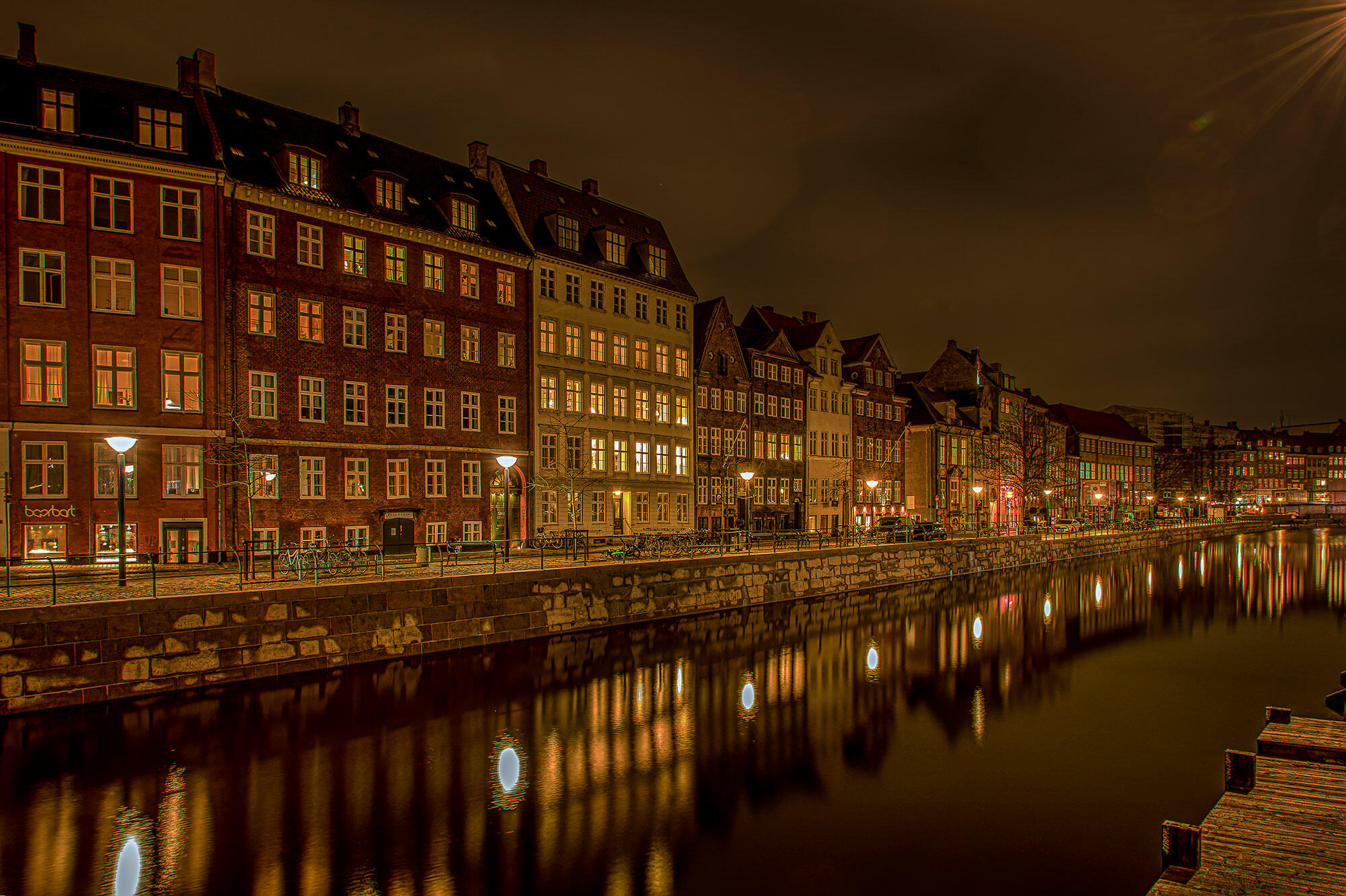 Nyhavn i København i nattemørke