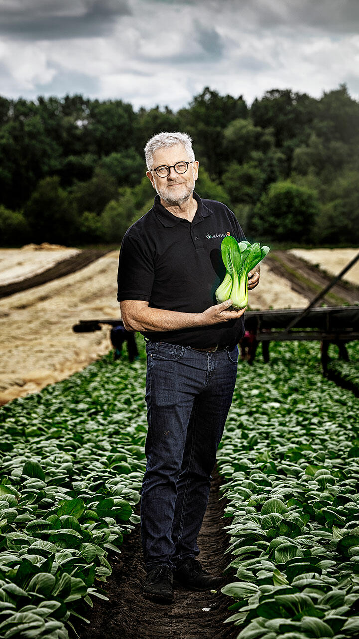 Axel Månsson med en pak choi i hånden