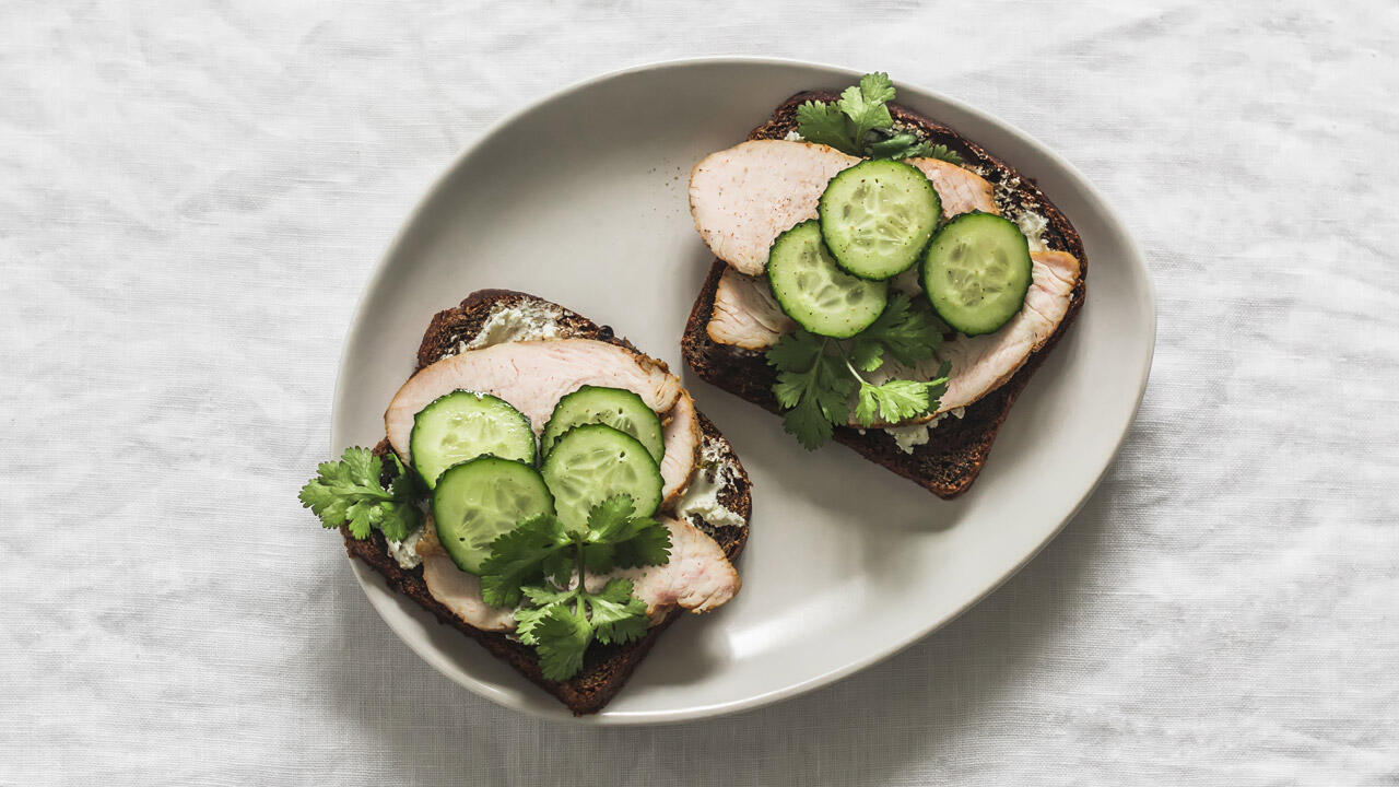 To rugbrødsmadder med pålæg og agurk