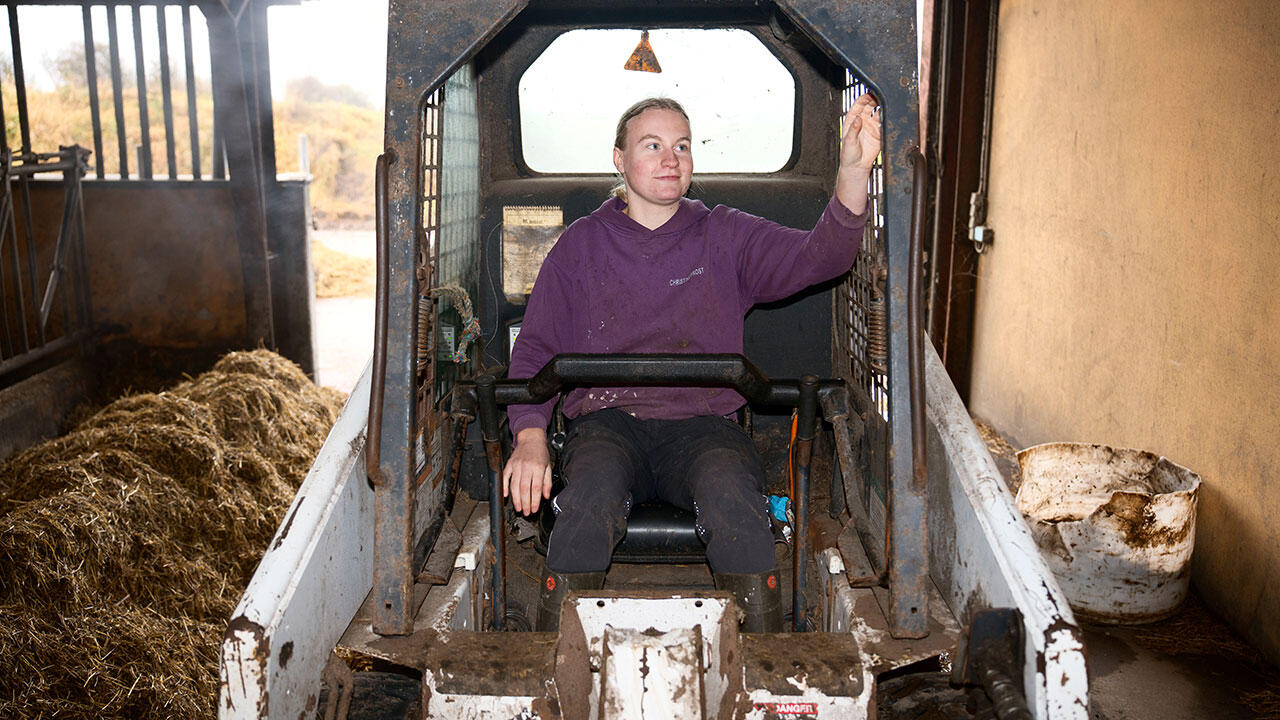 Kvindelig landmand i gravko