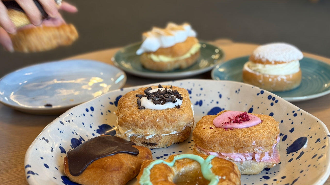 haand tager fastelavnsbolle fra fad