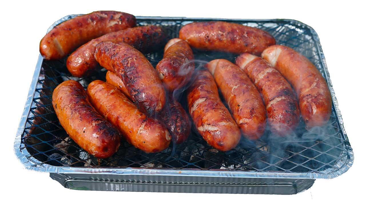Engangsgrill med mange pølser på