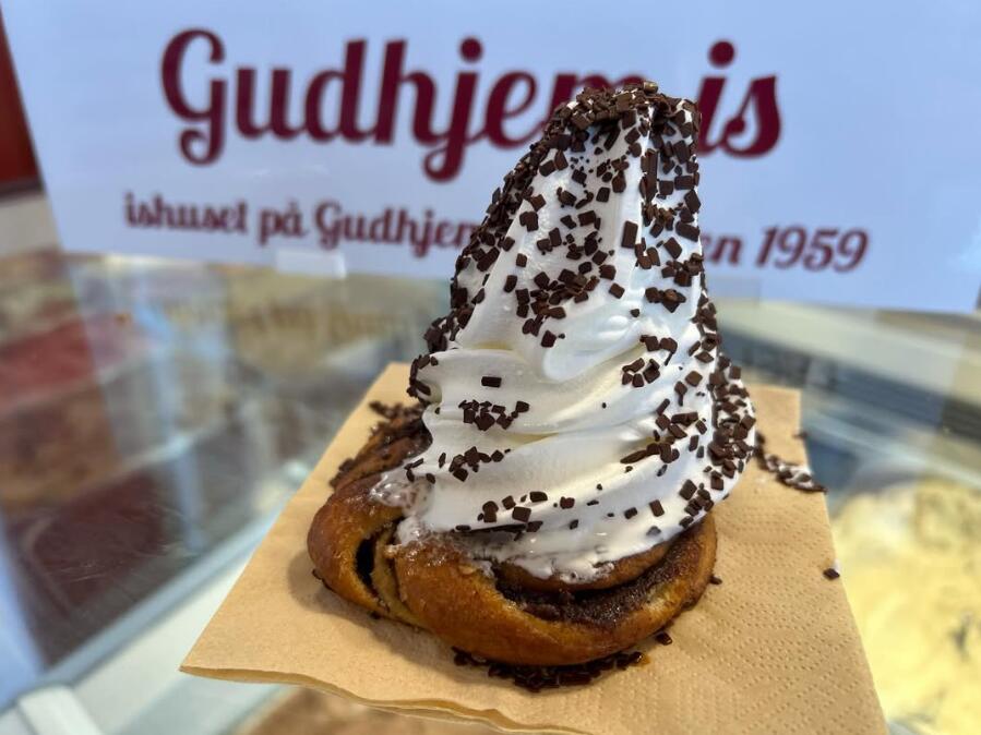 Softice med krymmel på kanelsnurre