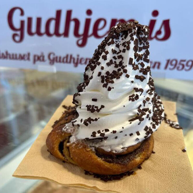 Softice med krymmel på kanelsnurre