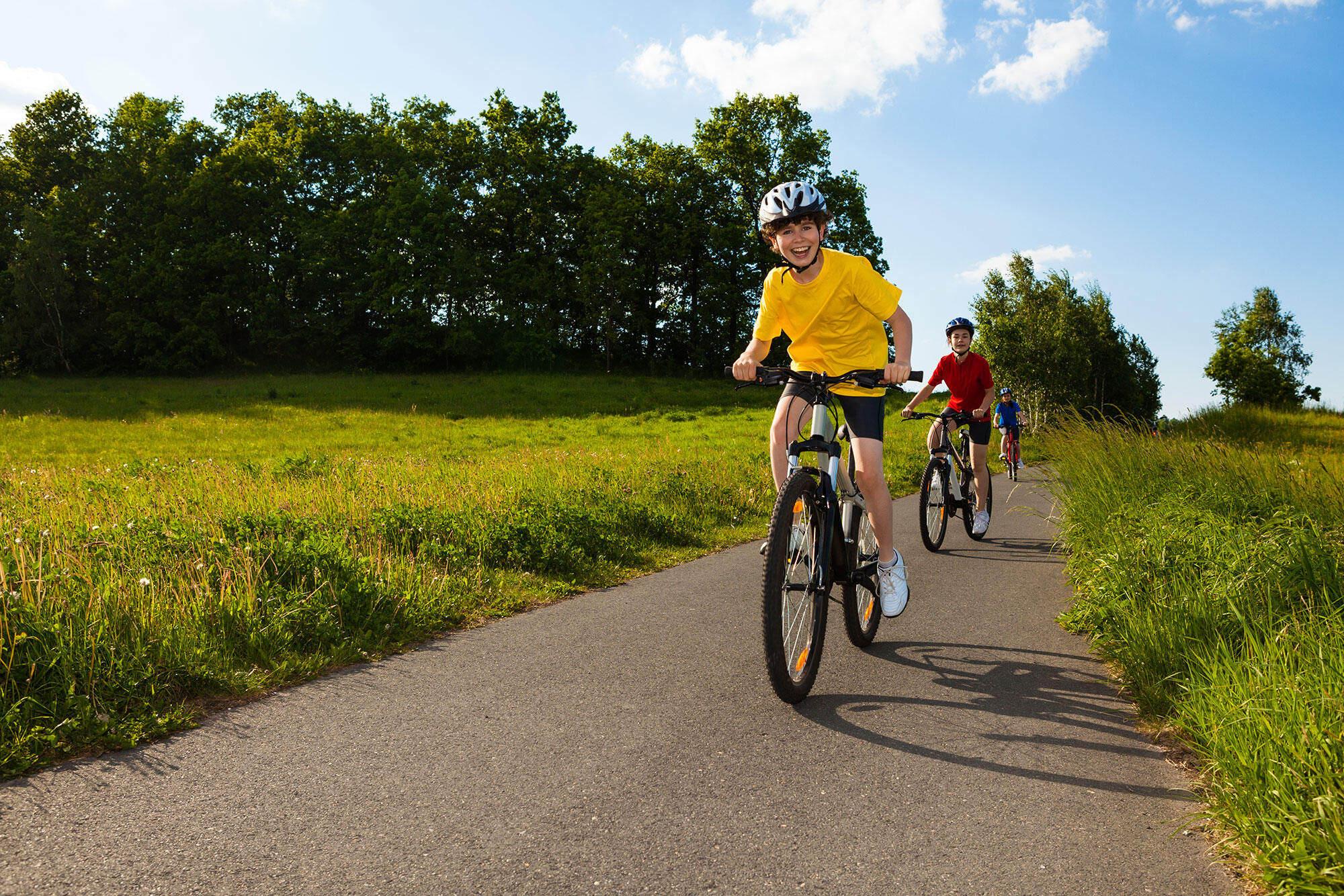 Unge på cykel i naturen