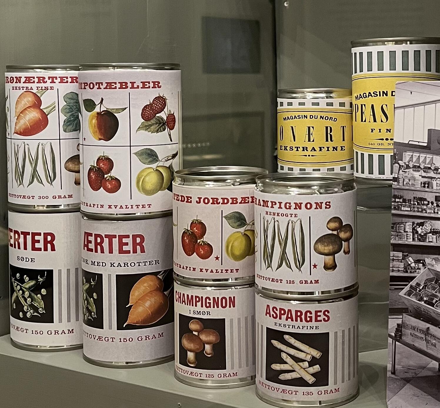 Dåser på udstilling i Magasins museum