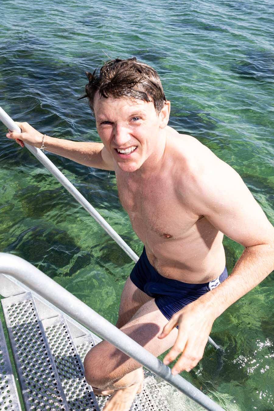 Tobias Hamann i badetøj på badebro