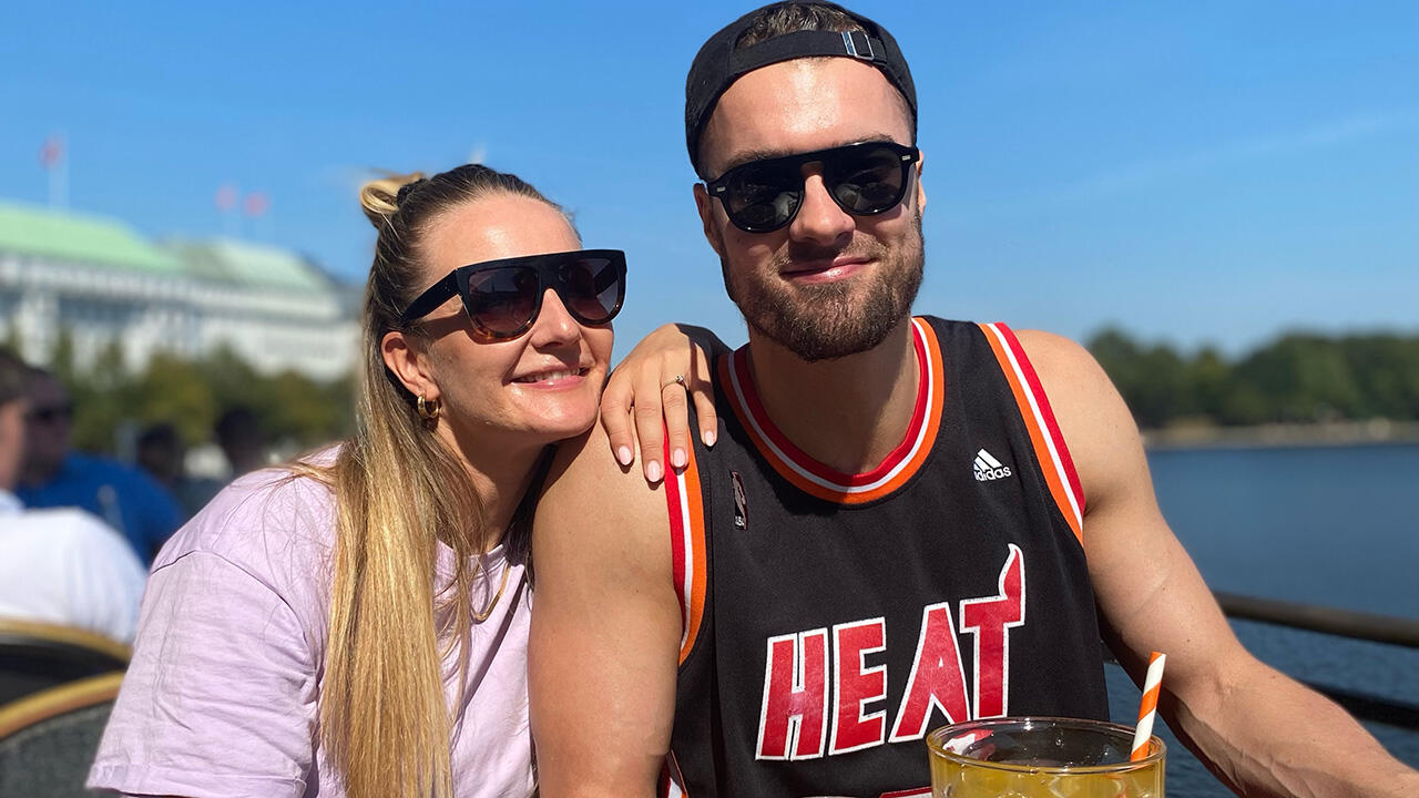 Stine Bjerre og Casper U. Mortensen nyder mad i  solskin