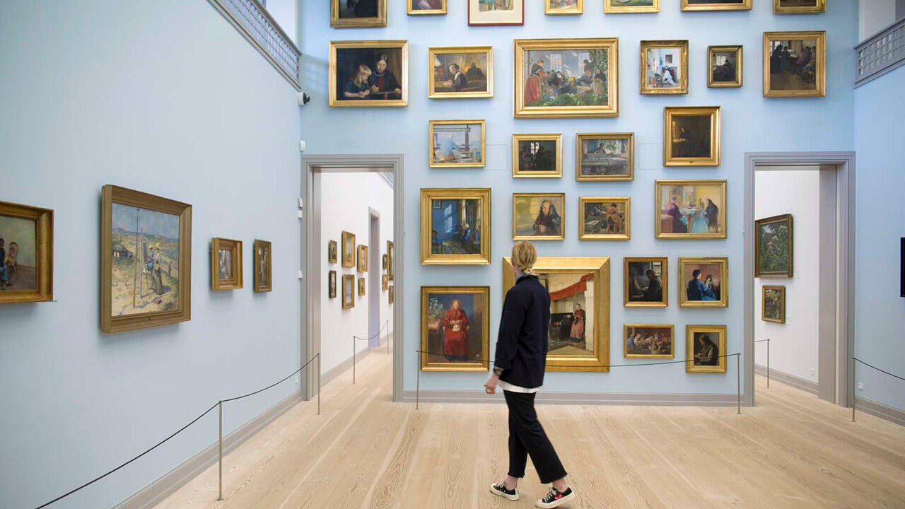 Kvinde kigger på kunst