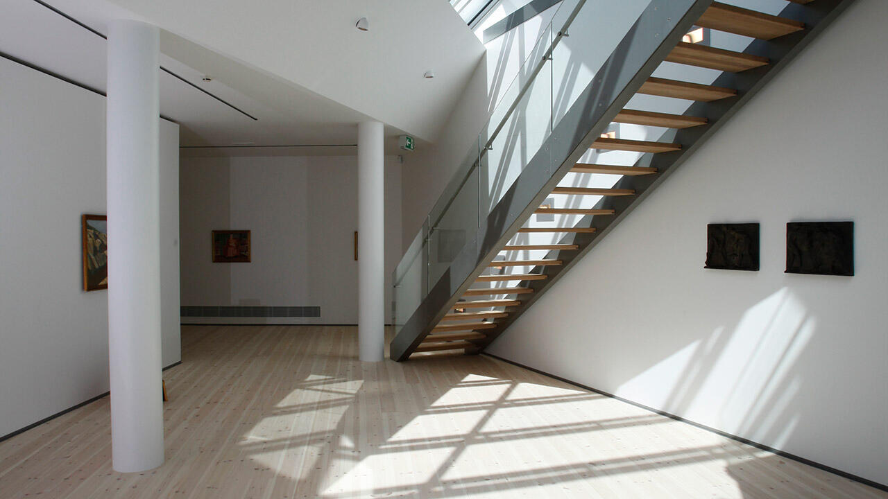 trappe og sollys på museum